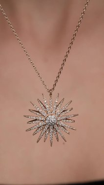 Kadınlar için Zarif Elmas ve Altın Mücevher