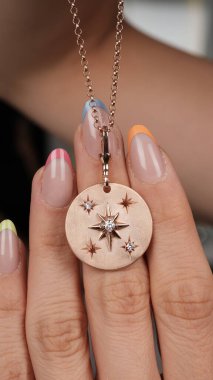 Kadınlar için Zarif Elmas ve Altın Mücevher