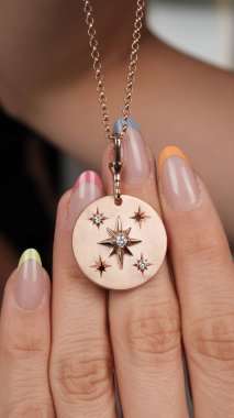 Kadınlar için Zarif Elmas ve Altın Mücevher