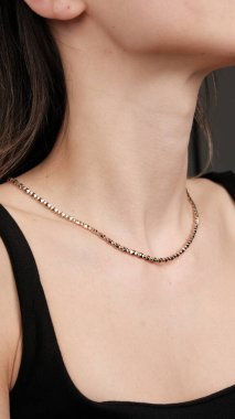 Kadınlar için Zarif Elmas ve Altın Mücevher