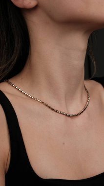 Kadınlar için Zarif Elmas ve Altın Mücevher