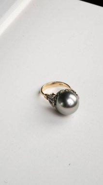 Parlak Elmaslı Klasik Altın Mücevherler