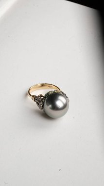 Parlak Elmaslı Klasik Altın Mücevherler