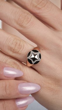 Parlak Altın Mücevherler Göz kamaştırıcı elmaslarla