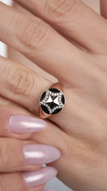 Parlak Altın Mücevherler Göz kamaştırıcı elmaslarla