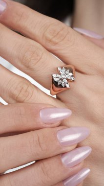 Parlak Altın Mücevherler Göz kamaştırıcı elmaslarla