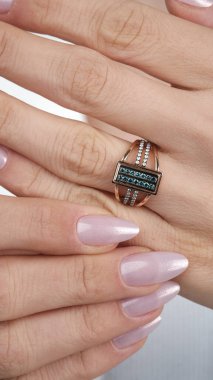 Parlak Altın Mücevherler Göz kamaştırıcı elmaslarla