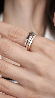 Parlak Altın Mücevherler Göz kamaştırıcı elmaslarla