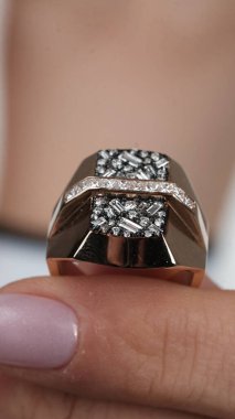 Parlak Altın Mücevherler Göz kamaştırıcı elmaslarla