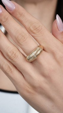 Parlak Altın Mücevherler Göz kamaştırıcı elmaslarla