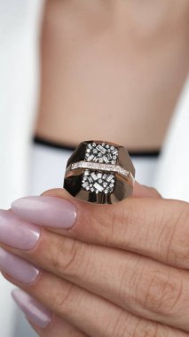 Parlak Altın Mücevherler Göz kamaştırıcı elmaslarla