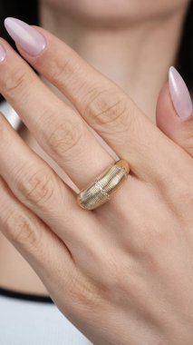 Parlak Altın Mücevherler Göz kamaştırıcı elmaslarla