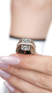 Parlak Altın Mücevherler Göz kamaştırıcı elmaslarla