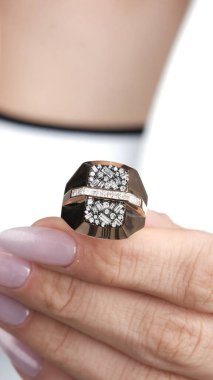 Parlak Altın Mücevherler Göz kamaştırıcı elmaslarla