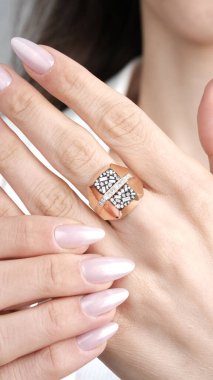 Parlak Altın Mücevherler Göz kamaştırıcı elmaslarla