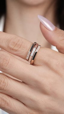 Parlak Altın Mücevherler Göz kamaştırıcı elmaslarla