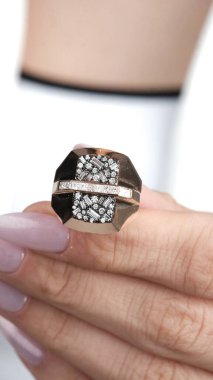 Parlak Altın Mücevherler Göz kamaştırıcı elmaslarla