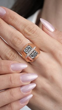 Parlak Altın Mücevherler Göz kamaştırıcı elmaslarla