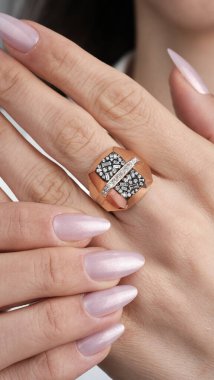 Parlak Altın Mücevherler Göz kamaştırıcı elmaslarla