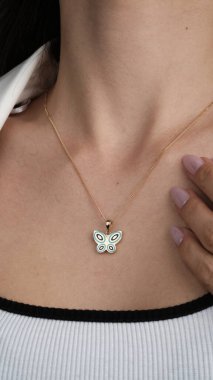 Parlak Altın Mücevherler Göz kamaştırıcı elmaslarla