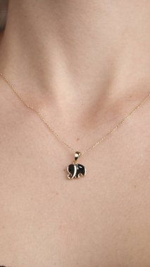 Parlak Altın Mücevherler Göz kamaştırıcı elmaslarla