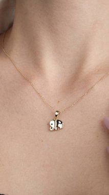 Parlak Altın Mücevherler Göz kamaştırıcı elmaslarla