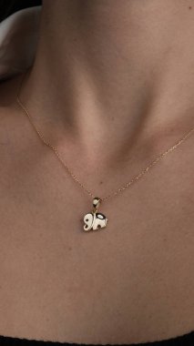 Parlak Altın Mücevherler Göz kamaştırıcı elmaslarla