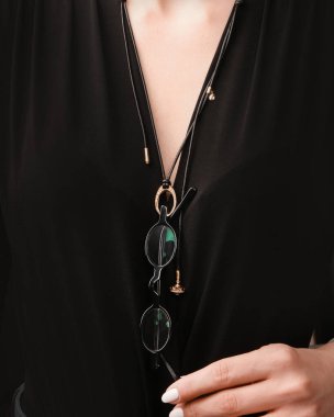 Altın Küpeli Güzel Elmas Küpe