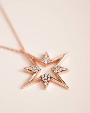 Altın Küpeli Güzel Elmas Küpe