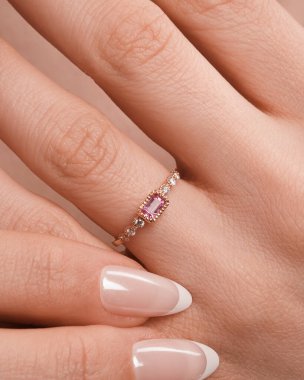 Altın Küpeli Güzel Elmas Küpe