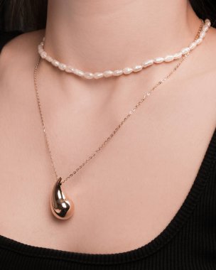 Altın Küpeli Güzel Elmas Küpe