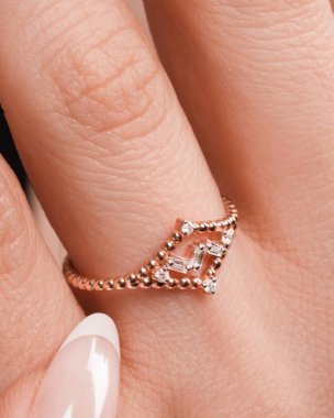 Altın Küpeli Güzel Elmas Küpe