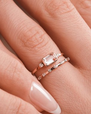 Altın Küpeli Güzel Elmas Küpe