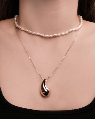 Altın Küpeli Güzel Elmas Küpe