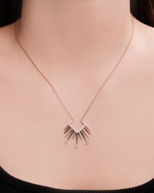 Altın Küpeli Güzel Elmas Küpe