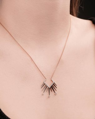 Altın Küpeli Güzel Elmas Küpe