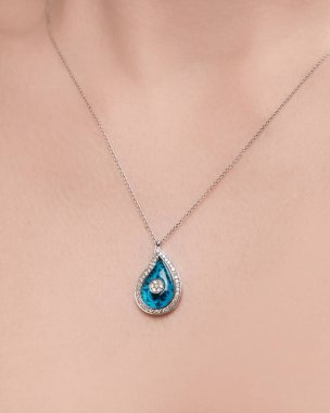 Altın Küpeli Güzel Elmas Küpe