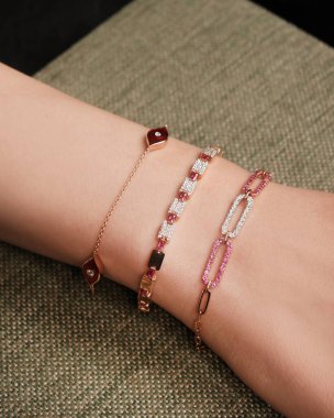 Altın Küpeli Güzel Elmas Küpe