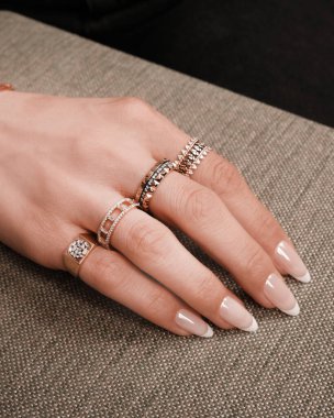 Altın Küpeli Güzel Elmas Küpe