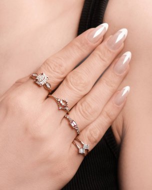 Altın Küpeli Güzel Elmas Küpe