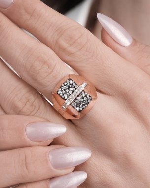 Zarif Altın ve Elmas Kolyeler