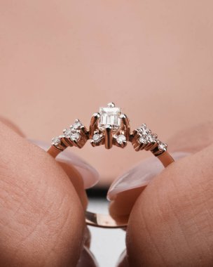 Zarif Altın ve Elmas Kolyeler