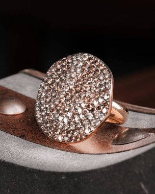 Modern Kadınlar İçin Şık Altın ve Elmas Mücevherler