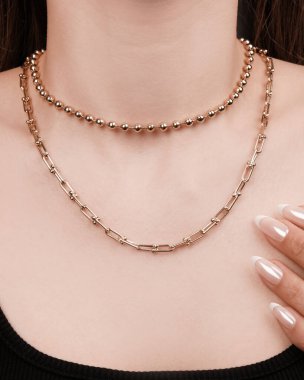 Modern Kadınlar İçin Şık Altın ve Elmas Mücevherler