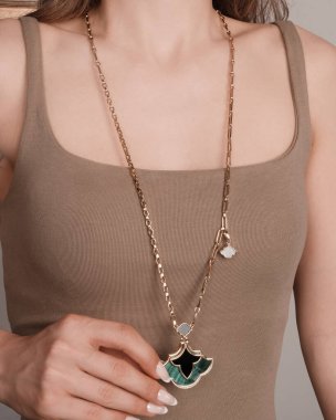 Modern Kadınlar İçin Şık Altın ve Elmas Mücevherler