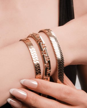 Modern Kadınlar İçin Şık Altın ve Elmas Mücevherler