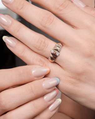 Modern Kadınlar İçin Şık Altın ve Elmas Mücevherler