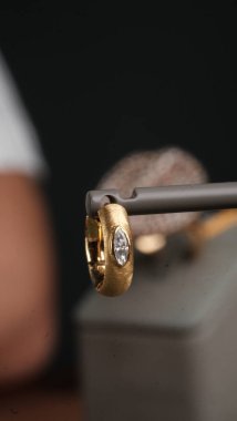 Modern Kadınlar İçin Şık Altın ve Elmas Mücevherler