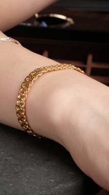 Modern Kadınlar İçin Şık Altın ve Elmas Mücevherler