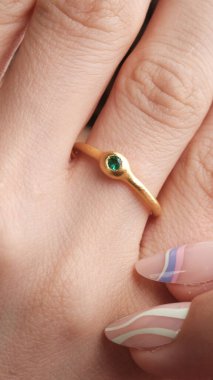 Modern Kadınlar İçin Şık Altın ve Elmas Mücevherler